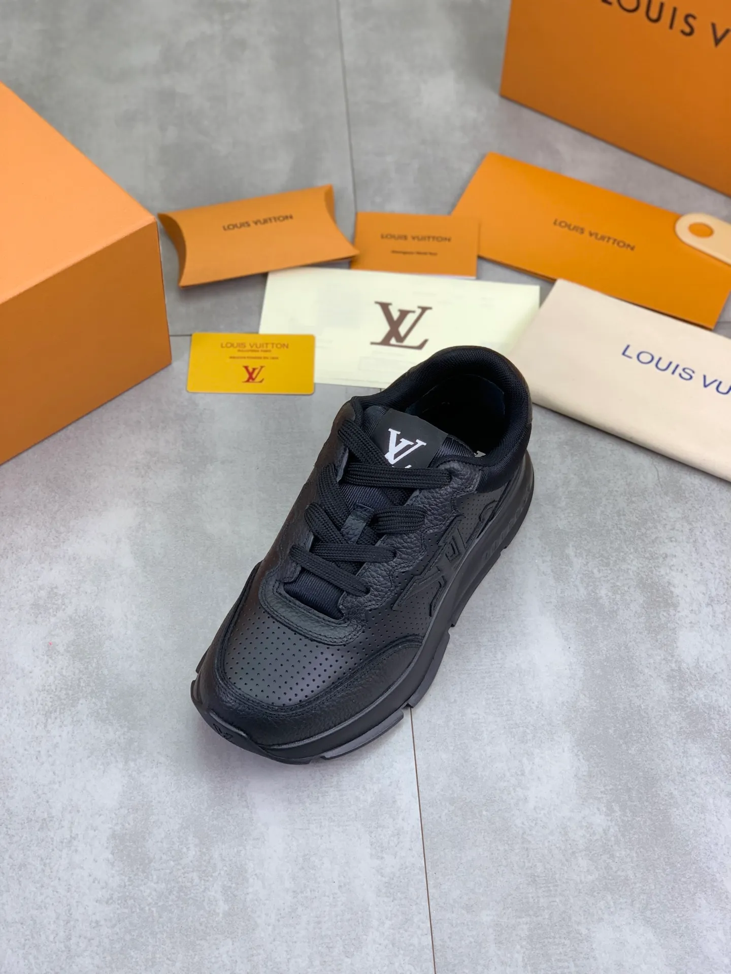 Factory price P700 💶 Top version [LOUIS VUITTON] Couple 🧑‍🤝‍🧑 Craftsman style Counter series (original order) New style 🍀LV Louis Vuitton - top version LV classic high-top trendy shoes! Made of imported original craft calfskin, original breathable lining, and original wear-resistant, lightweight, high-end TPU outsole! High quality products! 3️⃣ colors available, code numbers: female 35-39, male 39-44 (female 40, male 45 46 customized)